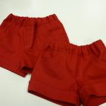 Pantalones cortos en rojo con dobladillo vuelto