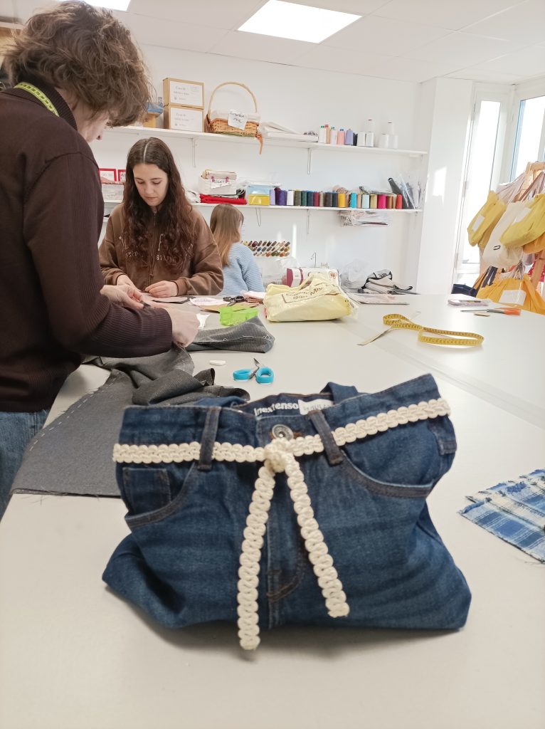 bolso confeccionado con vaqueros en alfiler de gancho upcicling